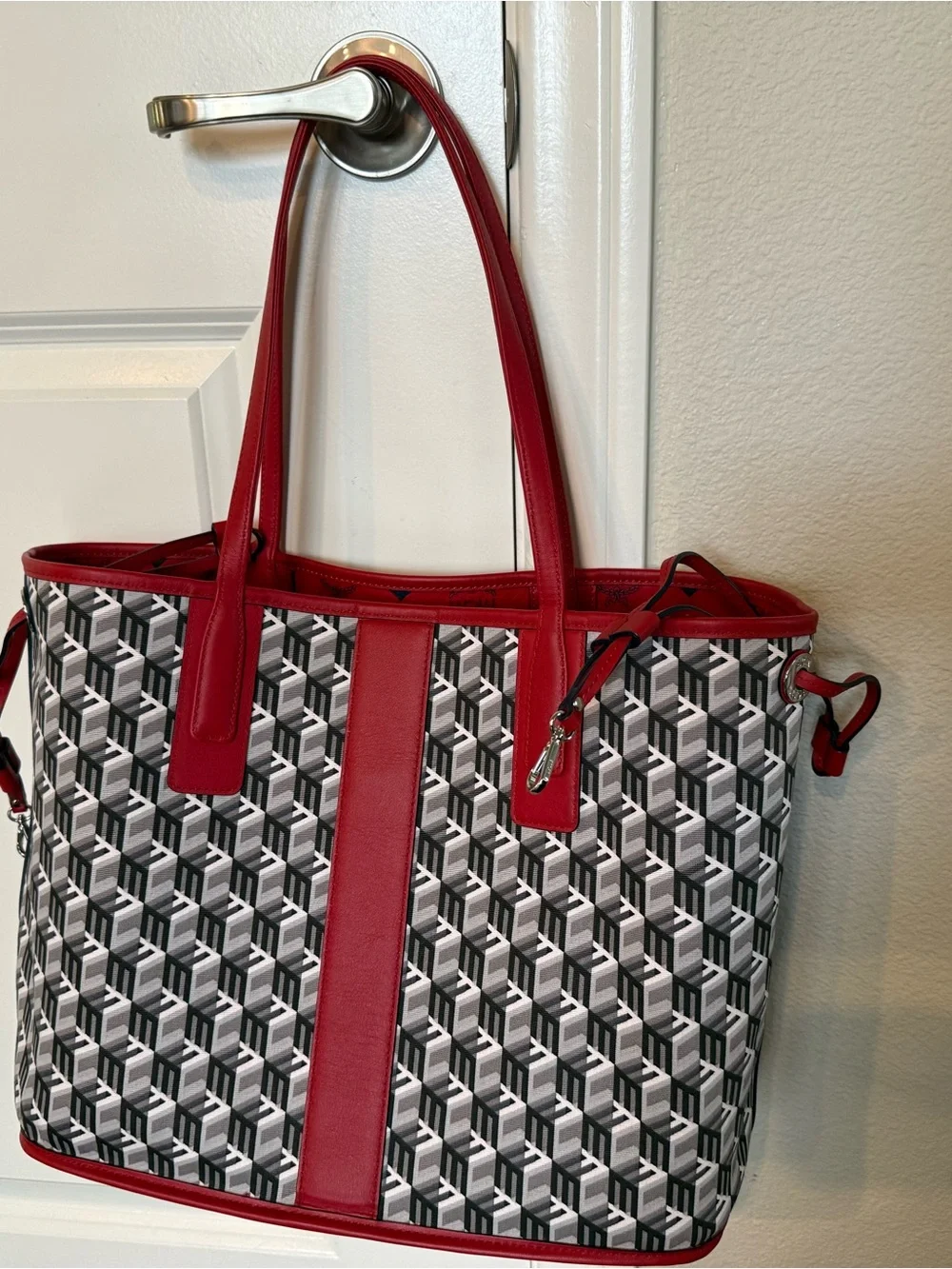 MCM Red Visetos Logo Tote with Navy Motif - Picture 4 of 8